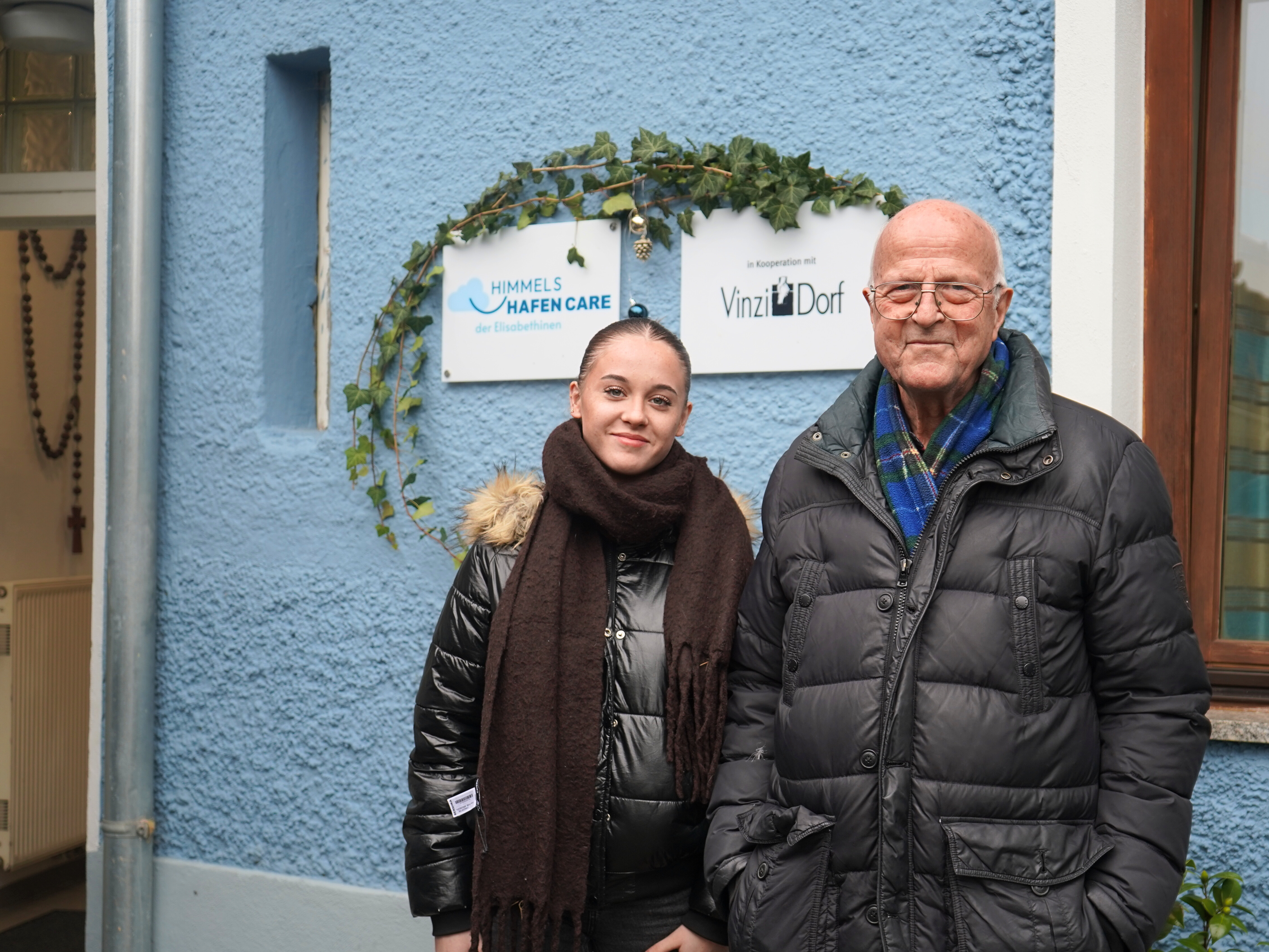 Die Ehrenamtlichen Livia und Franz vor dem Himmelshafen