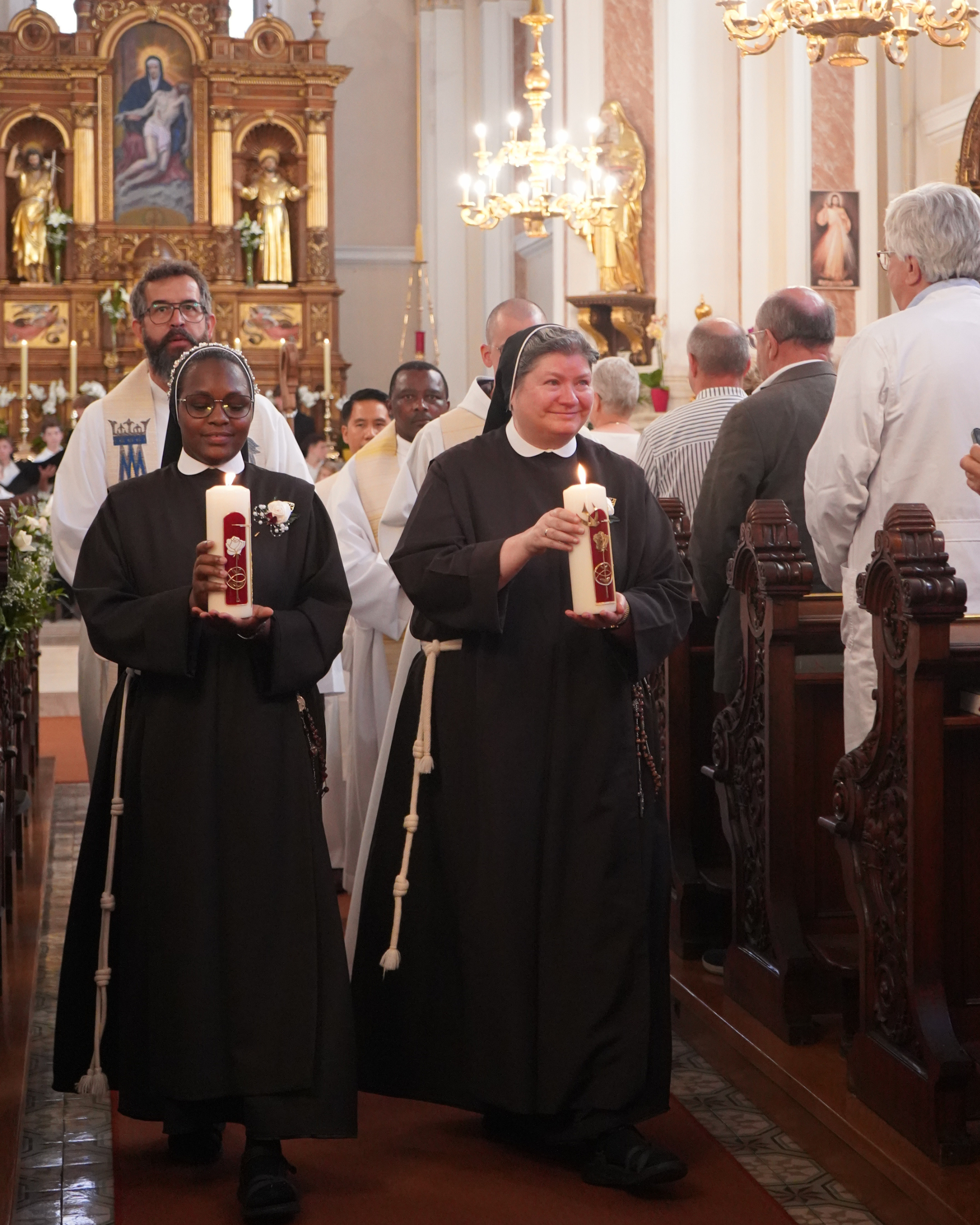 Sr. Elisabeth Kylao und Generaloberin Sr. Bonaventura Holzmann feiern gemeinsam