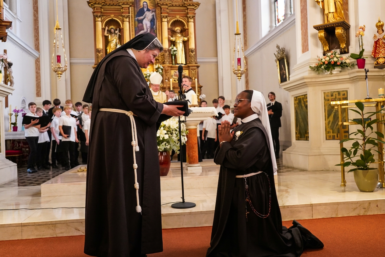 Sr. Elisabeth Kylao bekommt ihren Habit von Generaloberin Sr. Bonaventura Holzmann