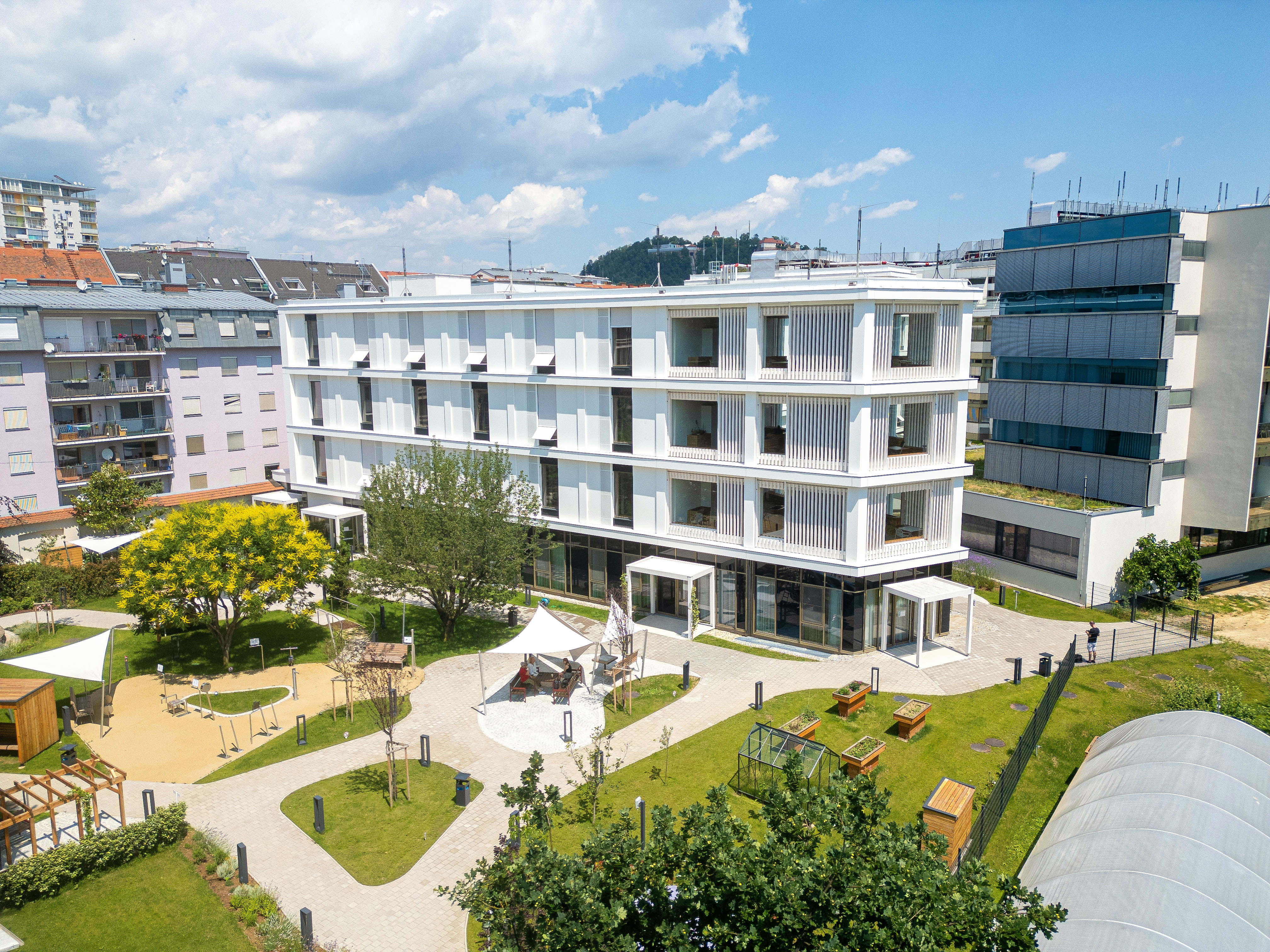 Außenansicht krankenhaus und Garten