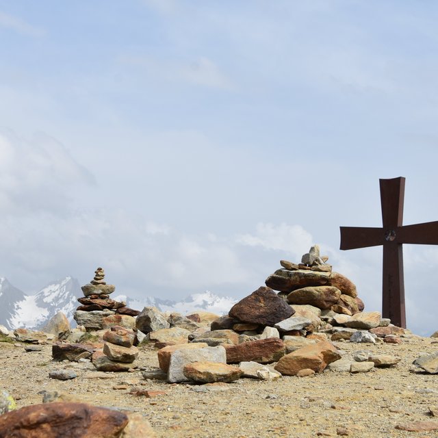 Gipfelkreuz, im Hintergrund blaue Himmel
