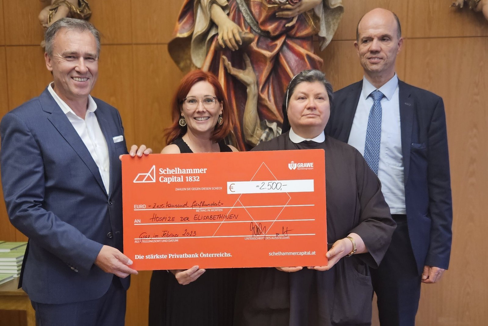 v.l.n.r. Christian Jauk, Bereichsleitung Palliativ&Hospiz Desiree Amschl- Strabelgg, Generaloberin M. Bonaventura, Christian Lagger mit einem Scheck.