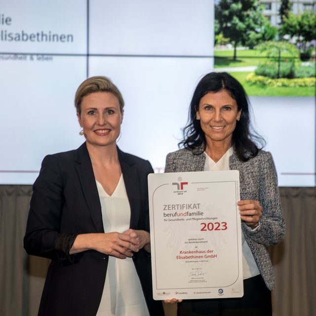 Zertifikatsübergabe, BM Raab und Elke Angerer