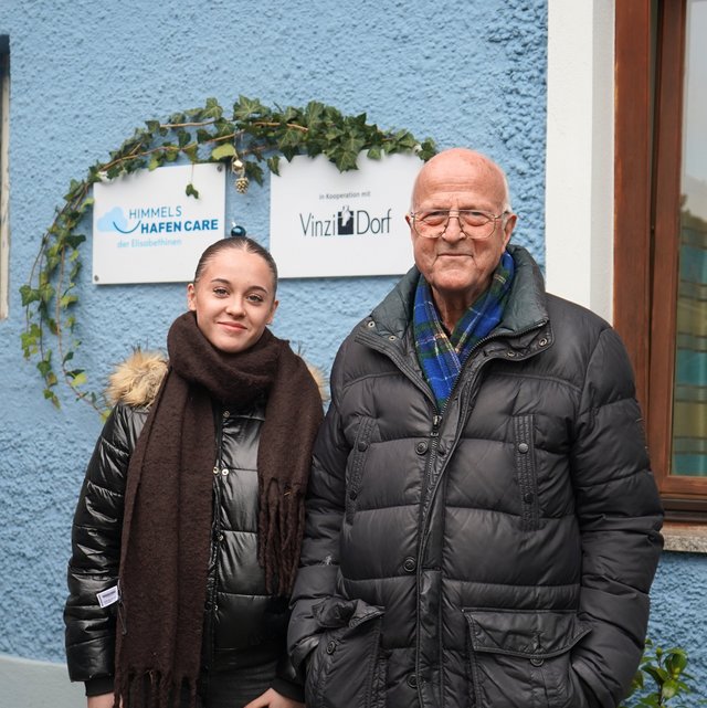 Die Ehrenamtlichen Livia und Franz vor dem Himmelshafen