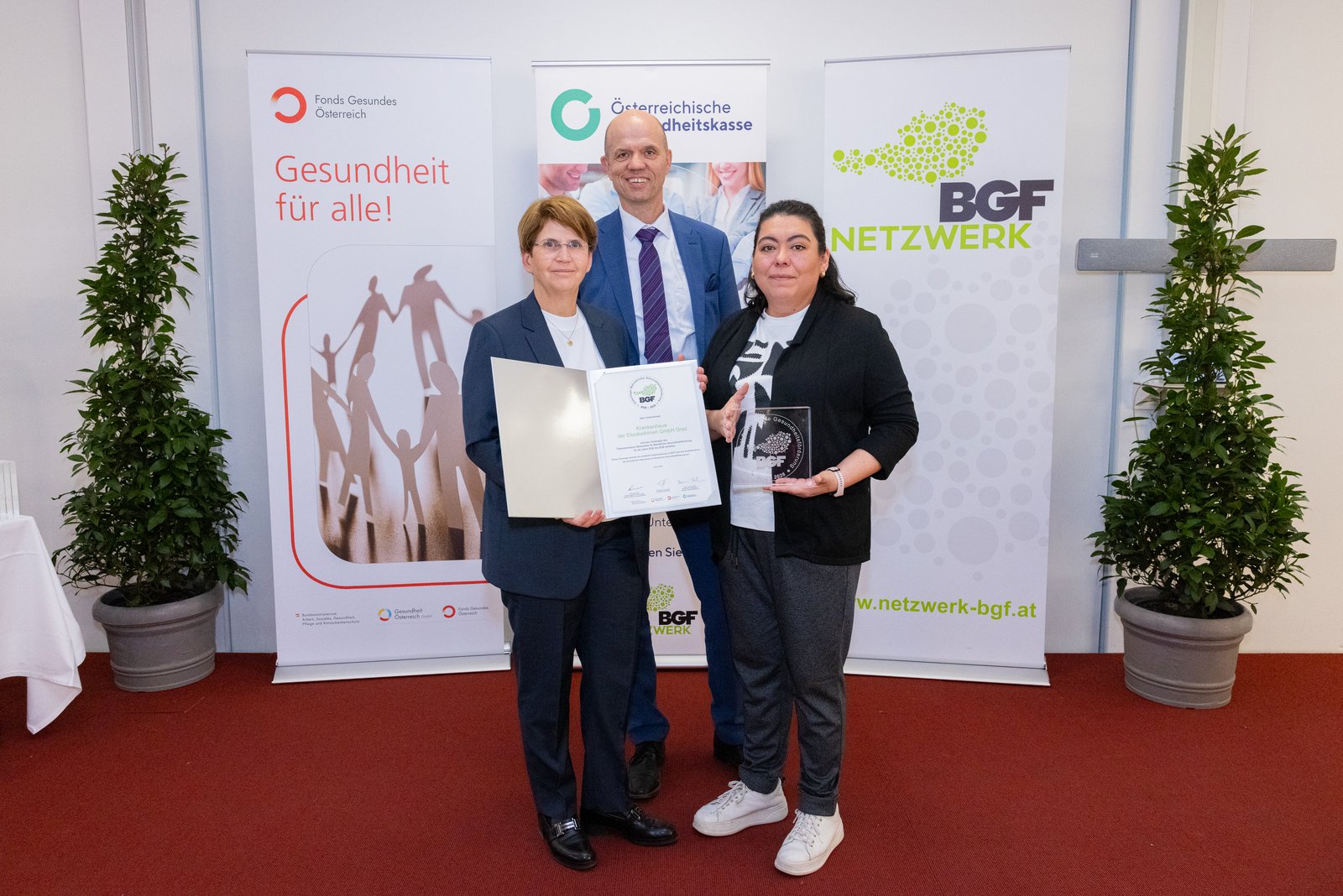 Michaela Drexel, Christian Lagger und Tania Heimsatz-Loyola nehmen Gütesiegel entgegen.