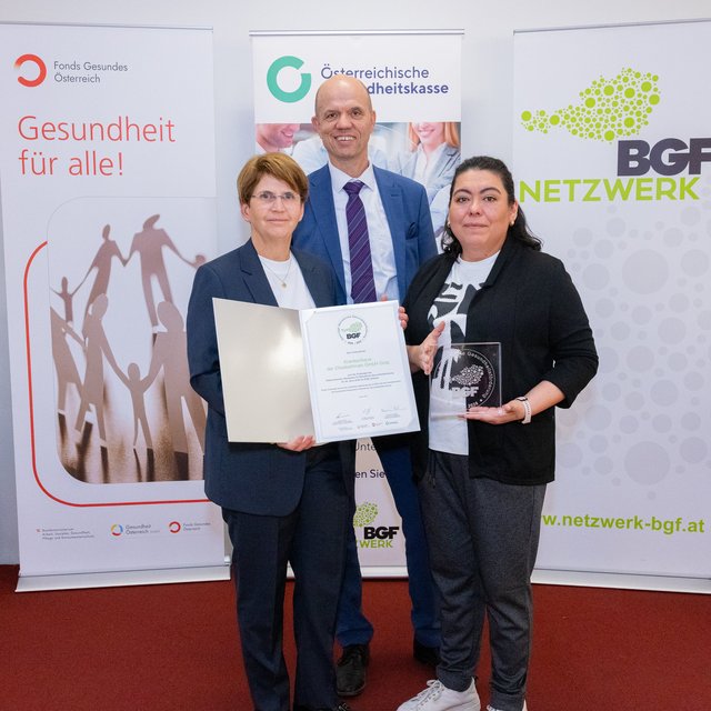 Gütesiegelverleihung: von rechts nach links: Mag. Michaela Drexel, MAS, MMag. Dr. Christian Lagger, Tania Heimsatz-Loyola