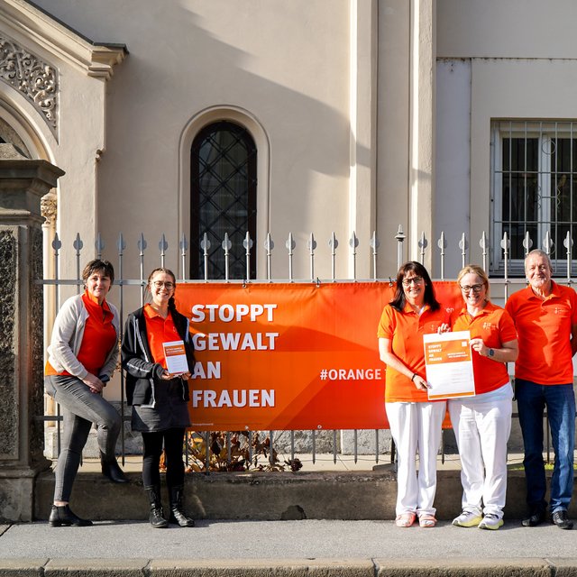 Die Operschutzgruppe in orangen T-Shirts