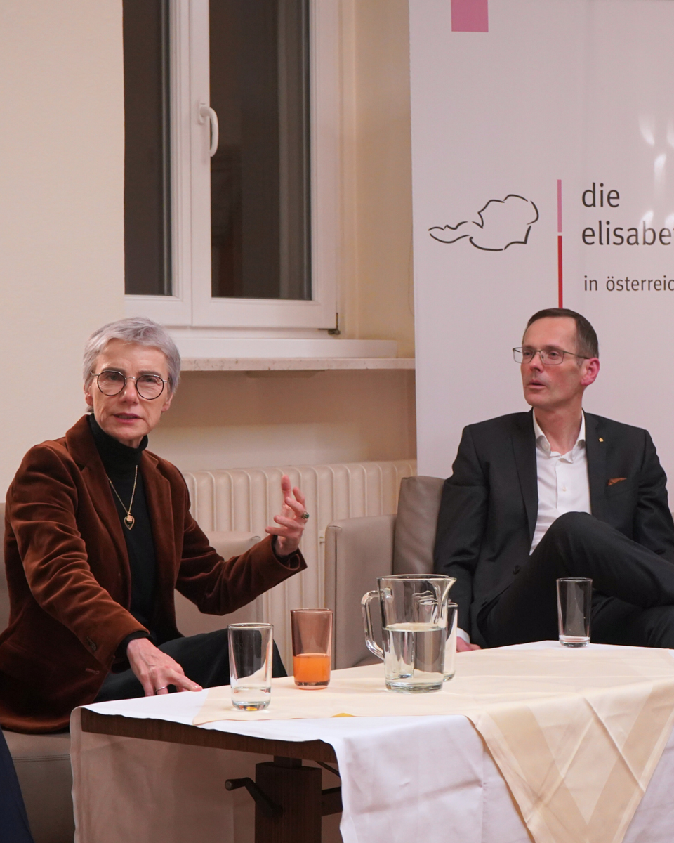 Die Vortragenden Prof. Dr. Andrea Kurz und Dr. Oliver Kröpfl im Gespräch