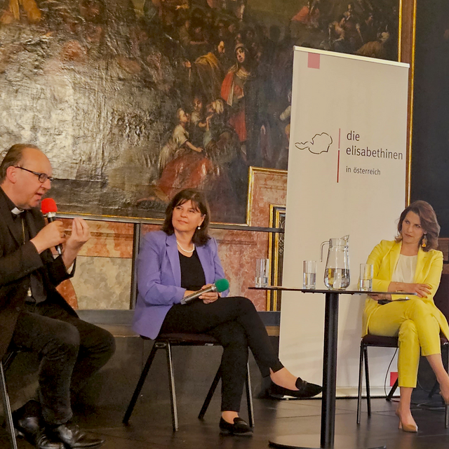 Bischof Hermann Glettler, Andrea Kager-Schwar und Karoline Edtstadler auf der Bühne